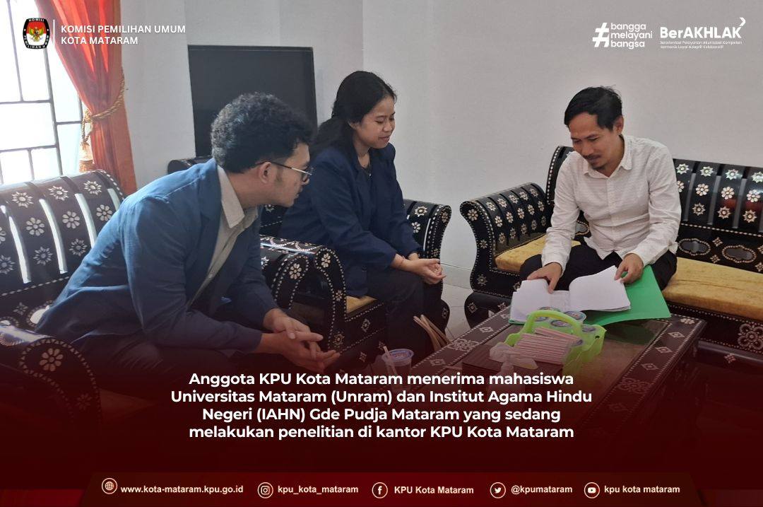 Anggota KPU Kota Mataram menerima Mahasiswa Universitas Mataram dan Institut Agama Hindu Negeri